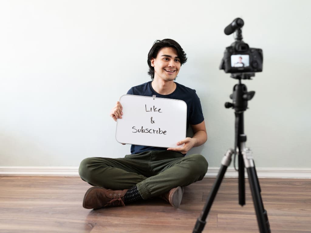 Een effectieve call-to-action (CTA) is een krachtig instrument in marketing om conversies te stimuleren en betrokkenheid te vergroten. Door gebruik te maken van duidelijke en beknopte boodschappen, opvallend ontwerp en een gevoel van urgentie, kun je je publiek aansporen tot actie. Het optimaliseren van CTA's, het meten van prestaties en het vermijden van veelgemaakte fouten zijn essentieel voor succes. Met sterke CTA's, strategisch geplaatst op je website, kun je je doelen bereiken en resultaten verbeteren. Blijf experimenteren en optimaliseren om het maximale potentieel uit je CTA's te halen en je marketinginspanningen te versterken.